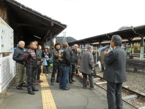 まずは駅のホームで説明を受ける