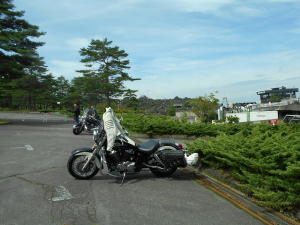 傾斜のある二輪車置き場