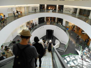 展示館への地下へと降りる