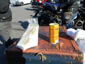 朝食はコンビニのサンドイッチ