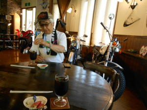 コーヒーを味わう石さん