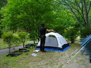 新調したテントを設営