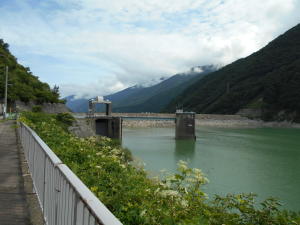 御母衣湖から見るダム