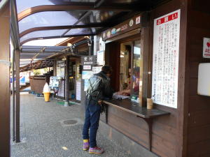 受付をするけいさん。