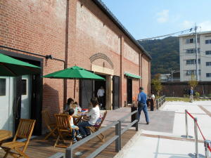 赤レンガの中へ入ります