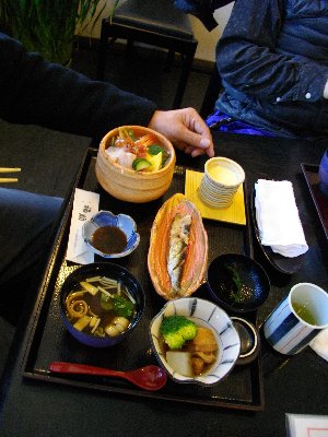 海鮮丼が目立ちます