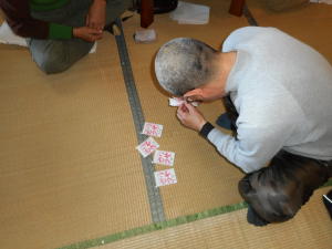 引換券を並べている