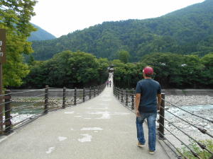 白川郷と公園をつなぐ橋