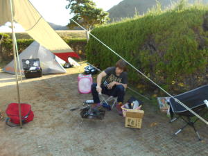 炭火を起こすけいさん