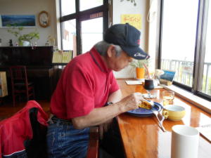 ドライカレーを味わう石さん