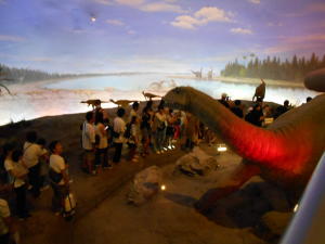 恐竜の動きに歓声が挙がる