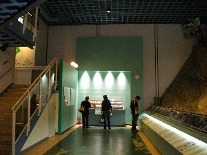 一階展示館の奥へと進む