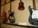 喫茶こでまりにはギターが展示されている