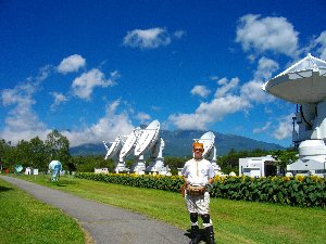 アンテナをバックに撮影