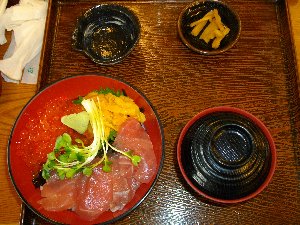 生ウニ、イクラ、まぐろ丼