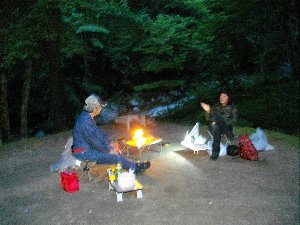 陽が落ちて寒くなった