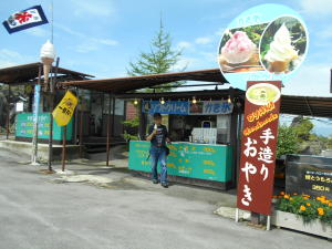 売店でソフトクリーム購入