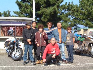 キャンプ場の駐車場で記念写真