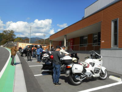 見学終了で昼食へ 見学終了で昼食へ