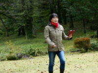 芝生の庭を散策