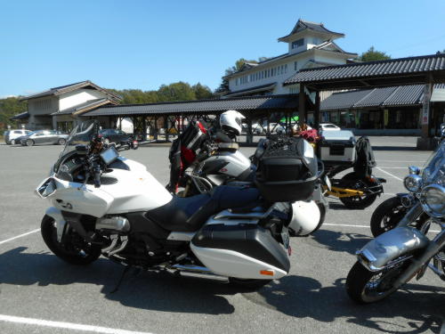 お先にとそばの城を後にする