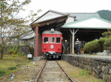 軌道敷内へ降りて撮影