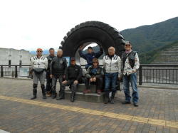 タイヤの前でパチリ