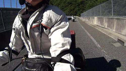 ループ橋を駆け上がった ループ橋を駆け上がった