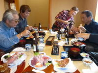 テーブルに各自の料理が並んだ