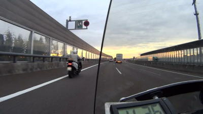 夕暮れ迫る湾岸道路をBMWC650GTが走る 夕暮れ迫る湾岸道路をBMWC650GTが走る