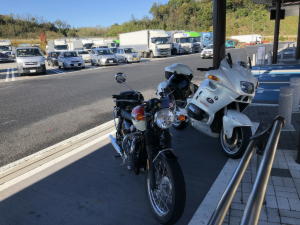 豊田組のトラとＢＭ