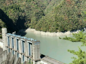 ダムを渡ると県道１ですが通行止め