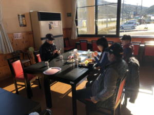 食事を待つ皆さん