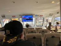 船内は間を開けて座れる