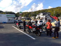 バイクを囲んで