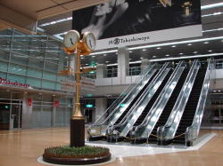 名古屋駅東口の金の時計 名古屋駅東口の金の時計