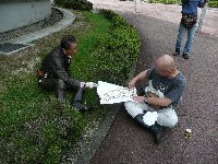 石の博物館木陰でルート説明