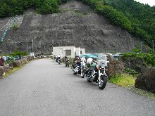 ダム道路にバイクを停めた