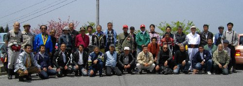 記念撮影は元気村駐車場にて。左端が住職さん