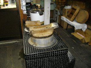 ご飯はお釜で炊いてます