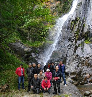 滝をバックに記念撮影