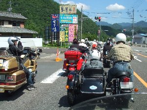 県道81への信号待ち