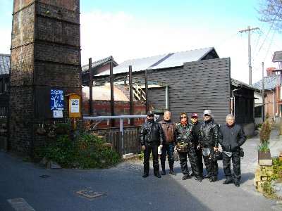 焼窯をバックに記念撮影