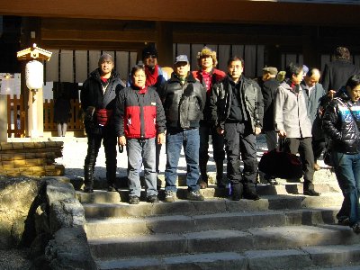 本殿前で記念撮影