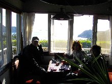 窓越しに錦湾が見える