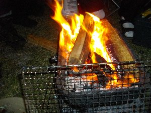 寒い夜は焚き火です