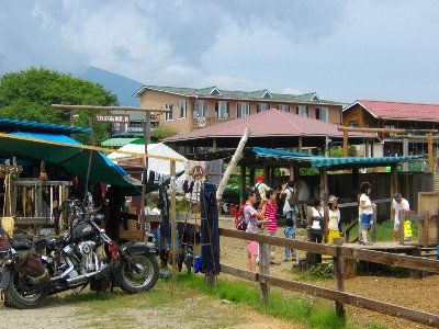 ハーレーの後ろの小屋で革の小物を売っていた ハーレーの後ろの小屋で革製品を売っている