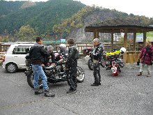 皆でバイクを眺めてワイワイと