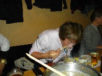 鍋料理を食べるけいさん