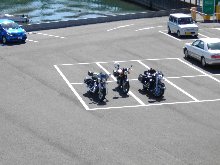 パーキングにはバイクが三台